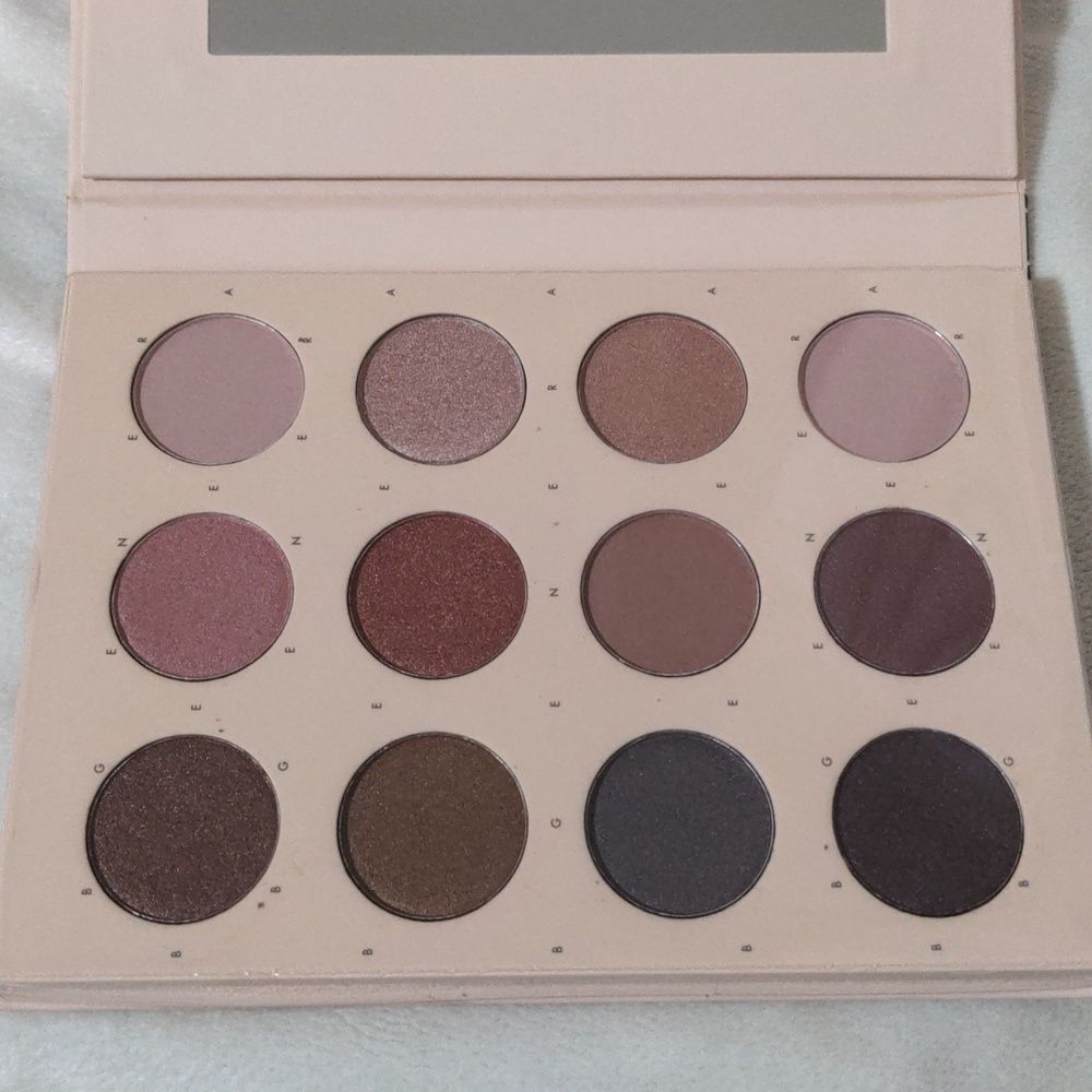 BCBGeneration Baby Girl Eyeshadow Palette, NEW in package, 12 pigmented Shadows - Picture 2 of 4